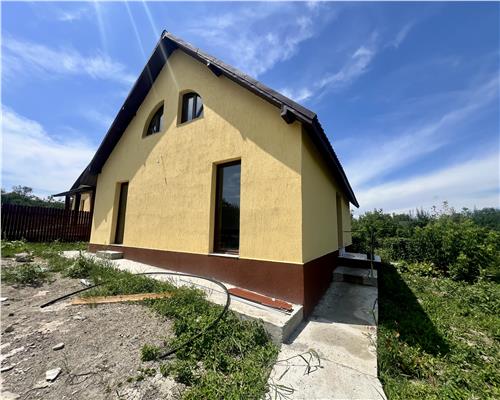 Casa cu 4 camere si 400mp de teren in Voinesti