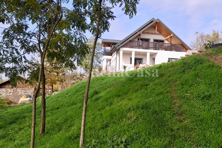 Vilă P+M de 181 mp utili în Țigănași, Jud. Iași – Teren Generos 1.730 mp, Asfalt & Curent Trifazat