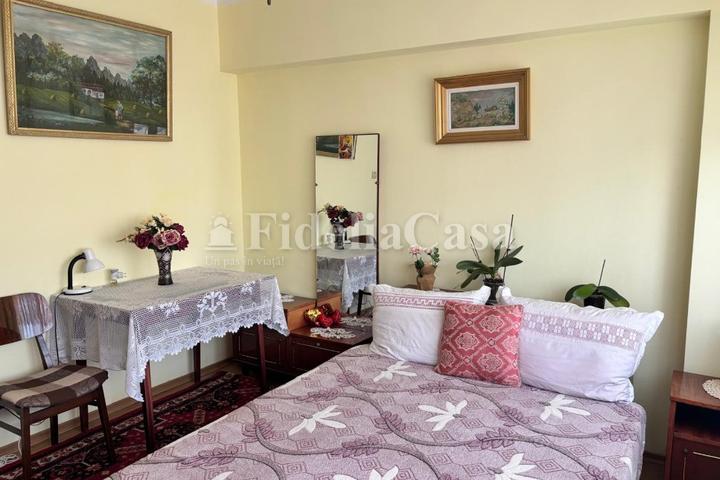 Cameră într-un apartament cu 4 camere, situat în zona Mircea cel Bătrân