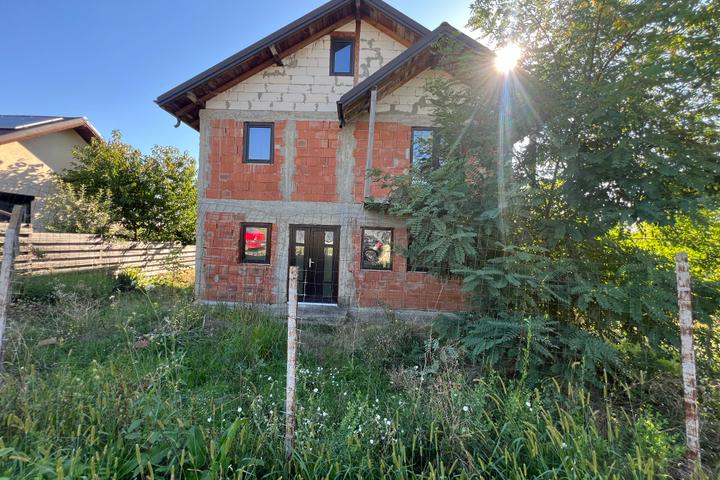 Casa la rosu de vanzare in Lunca Cetatuii