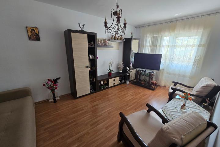 Apartament 3 camere de vanzare Tg Cucu - Podul de Fier