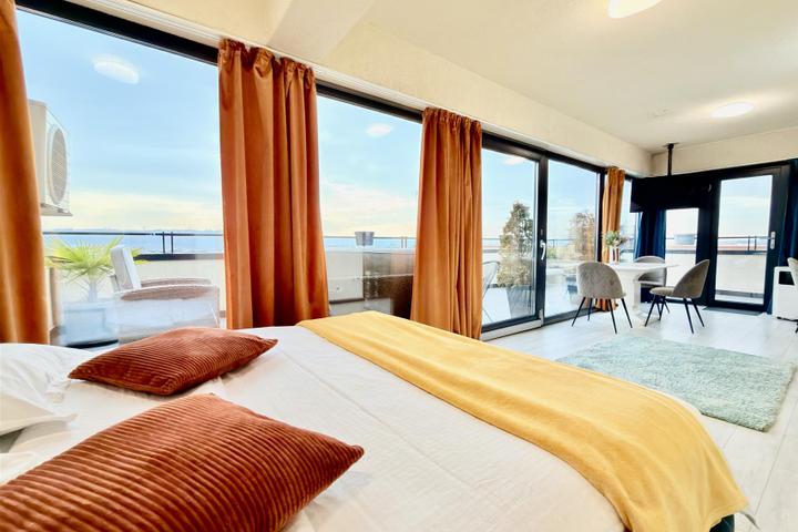 Apartament 3 camere tip penthouse Petru-Poni