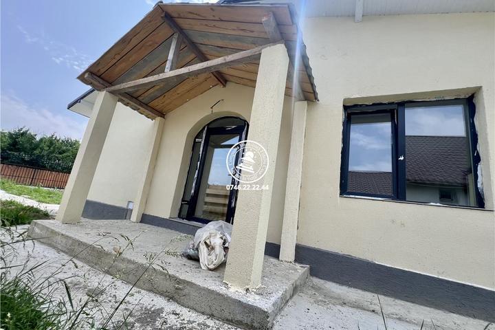 Casa cu 4 camere si 400mp de teren in Voinesti