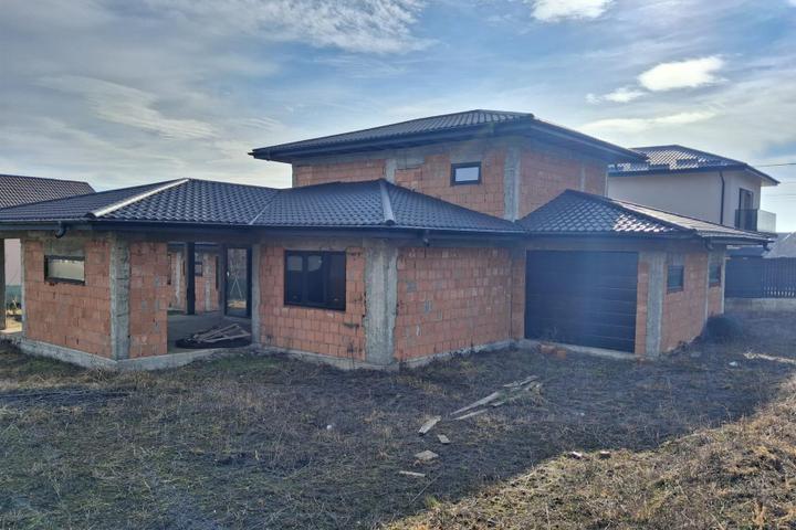 Vila 5 camere la rosu 203 mp utili teren 800 mp Valea Lupului Iasi
