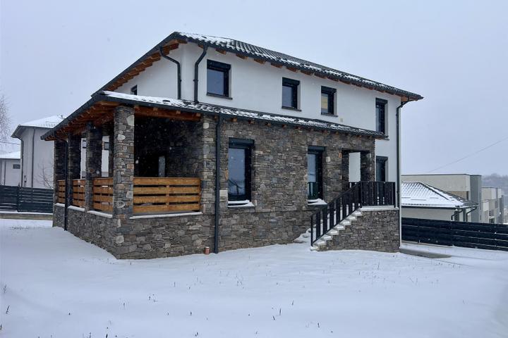 Vila D+P+E premium cu 440mp de teren in Valea Adanca