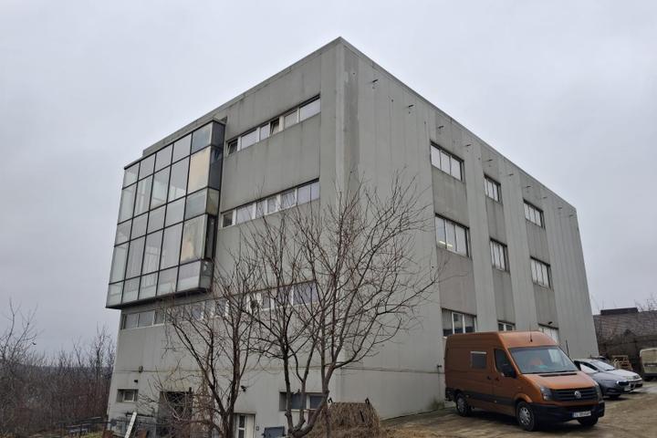 Spatiu comercial 1197 mp utili 1000mp teren - Valea Lupului Iasi