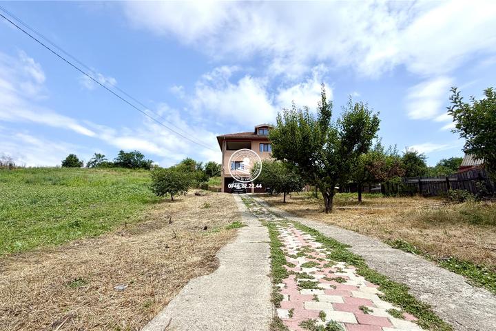Vilă de Vânzare în Rediu Aldei (Aroneanu) – 350 mp Construiți și 6400 mp Teren