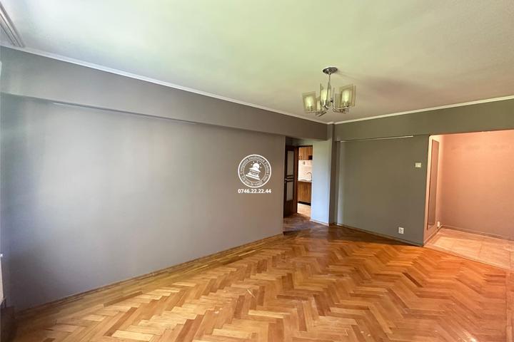 Apartament 3 camere de vanzare semidecomandat etaj intermediar bloc fara risc - Centru / Piata Unirii