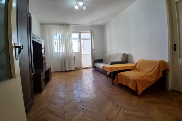 Apartament cu 2 camere decomandat in Podu Ros de inchiriat!