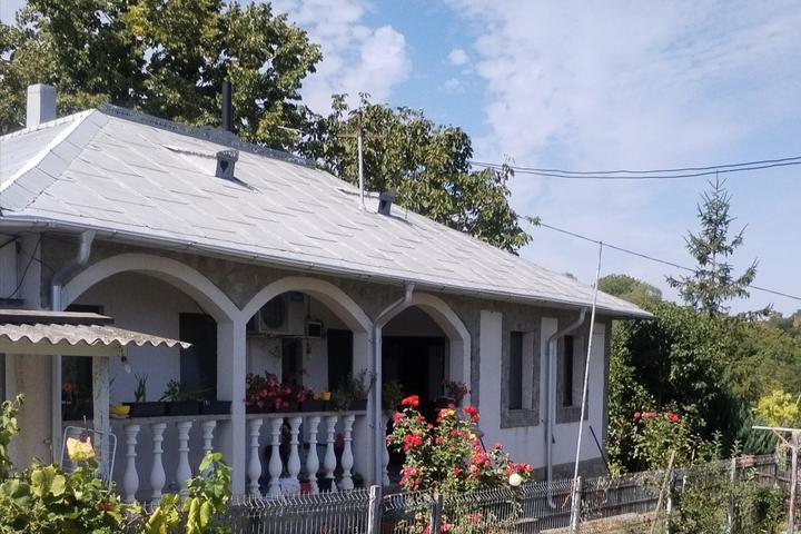 Casă de vanzare cu 3400mp teren, Comarna - Iași