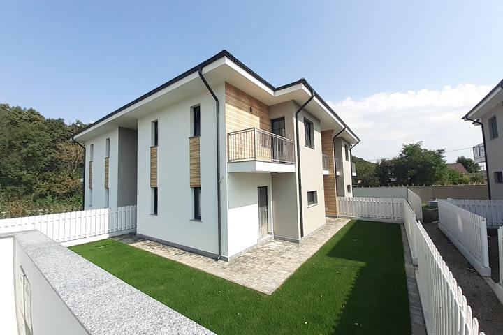 Vila de vanzare Breazu-quadruplex