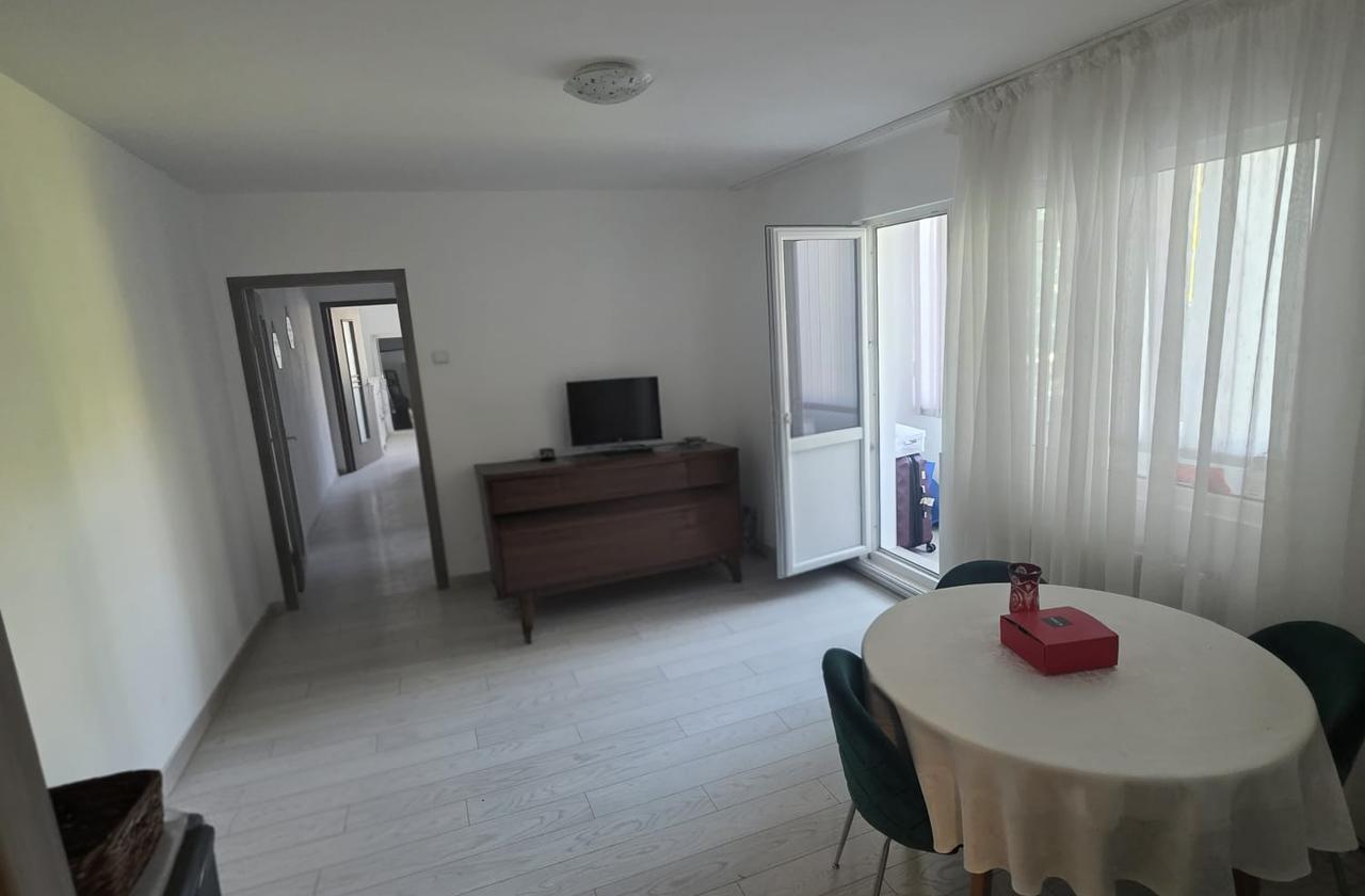 Apartament 3 camere de vanzare Podu Ros