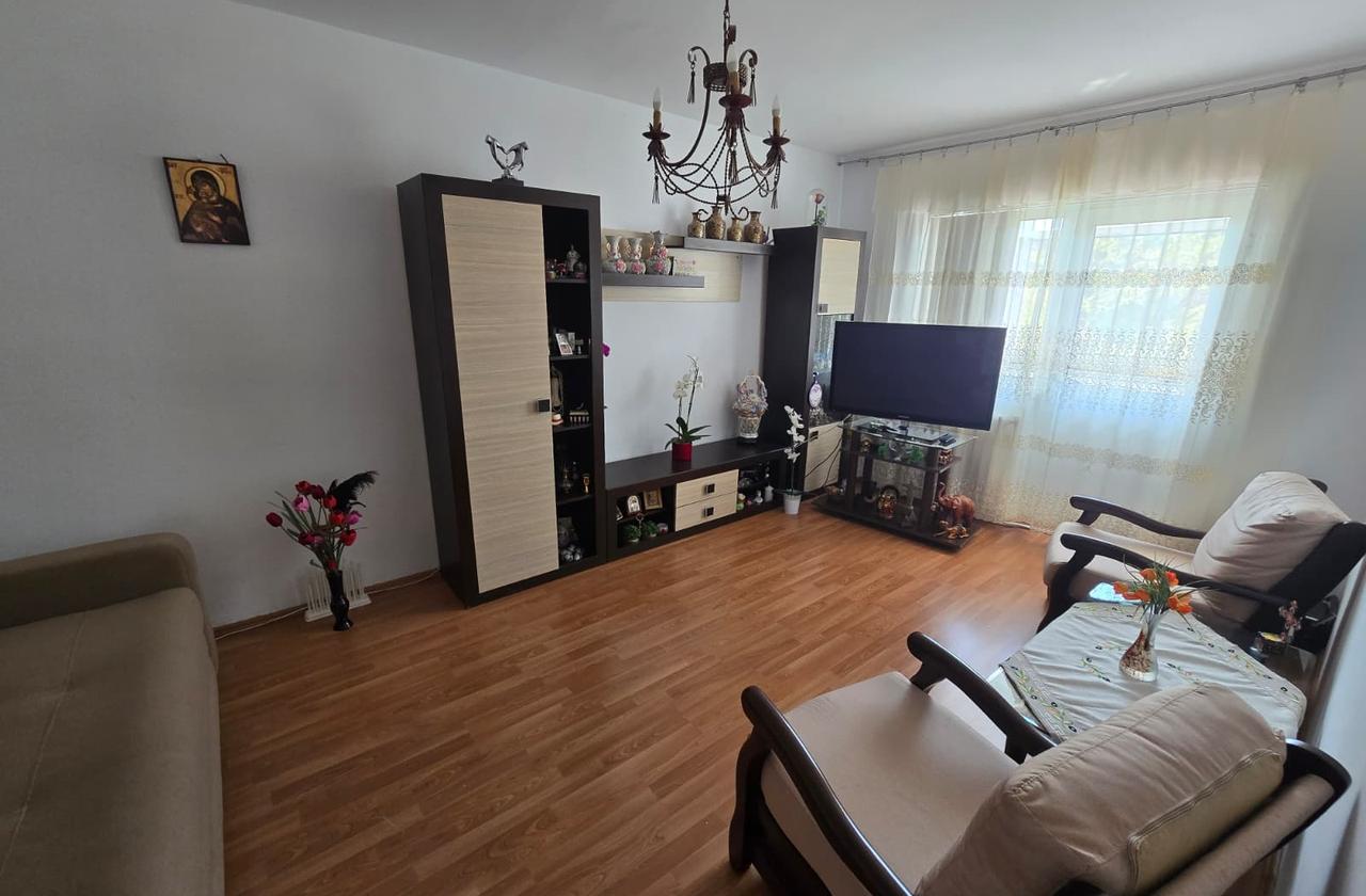 Apartament 3 camere de vanzare Tg Cucu - Podul de Fier