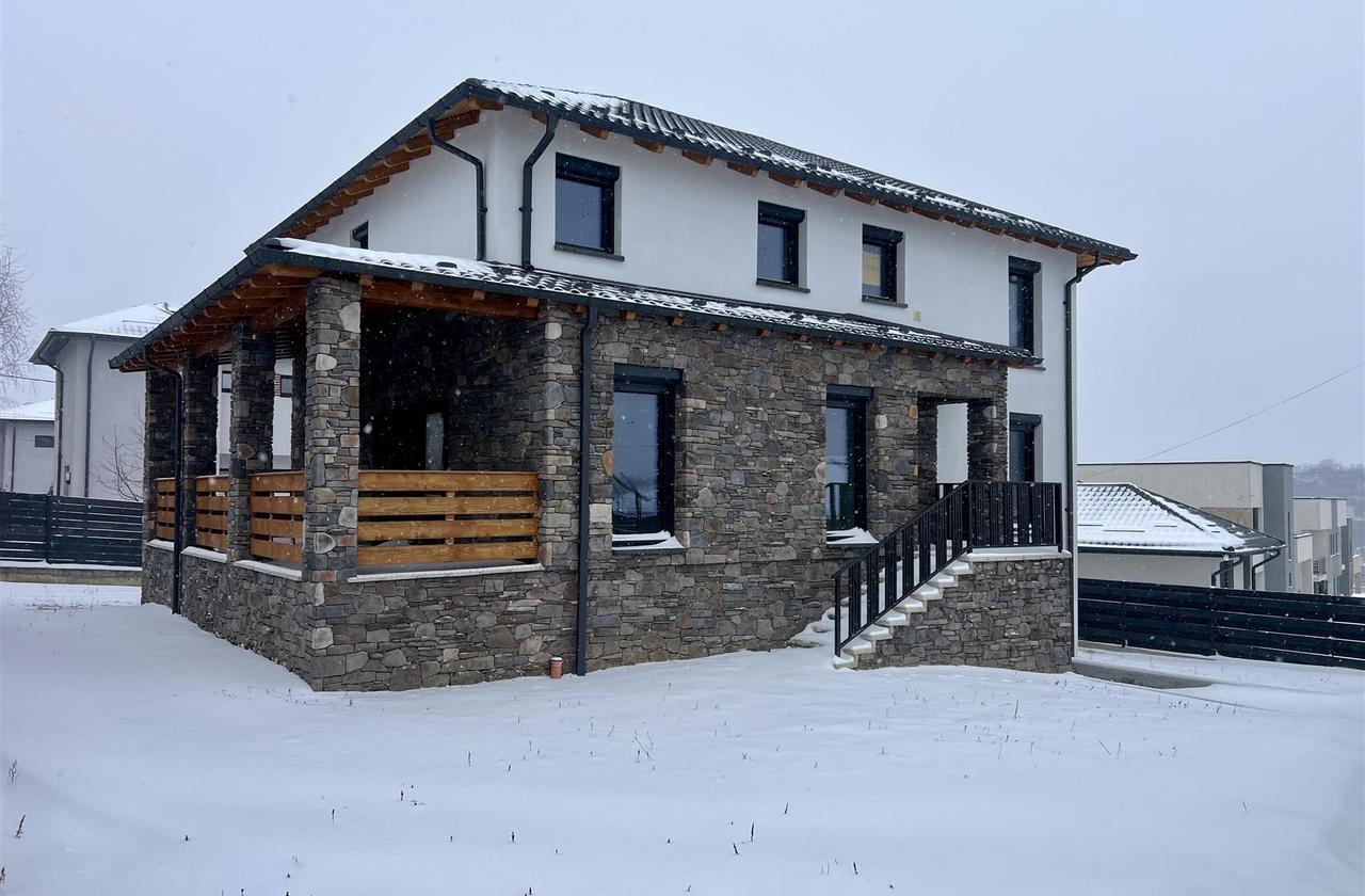 Vila D+P+E premium cu 440mp de teren in Valea Adanca