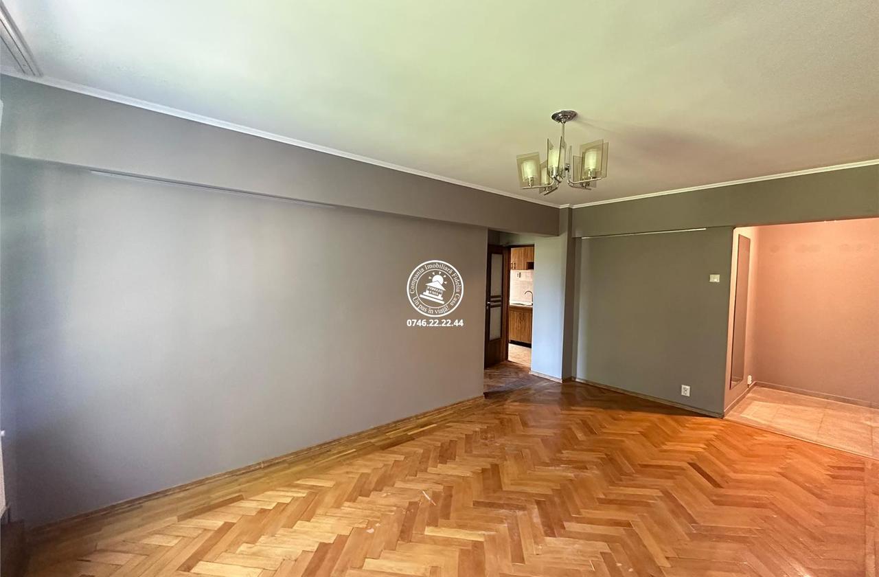 Apartament 3 camere de vanzare semidecomandat etaj intermediar bloc fara risc - Centru / Piata Unirii