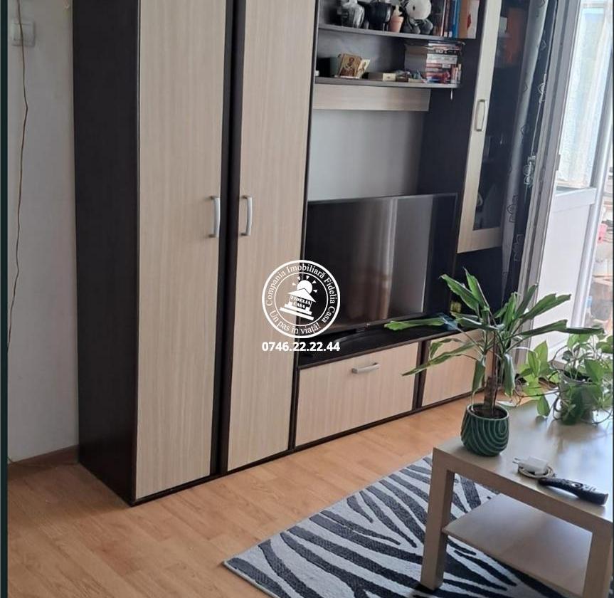 Apartament cu 3 camere+balcon Zona Podu Ros
