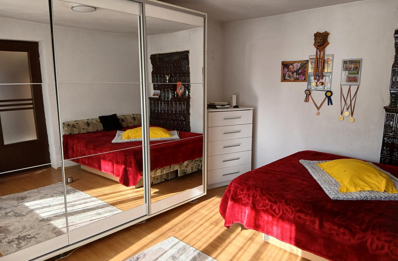Casa cu 2 camere + curte, Zona Miroslava langa Family Market