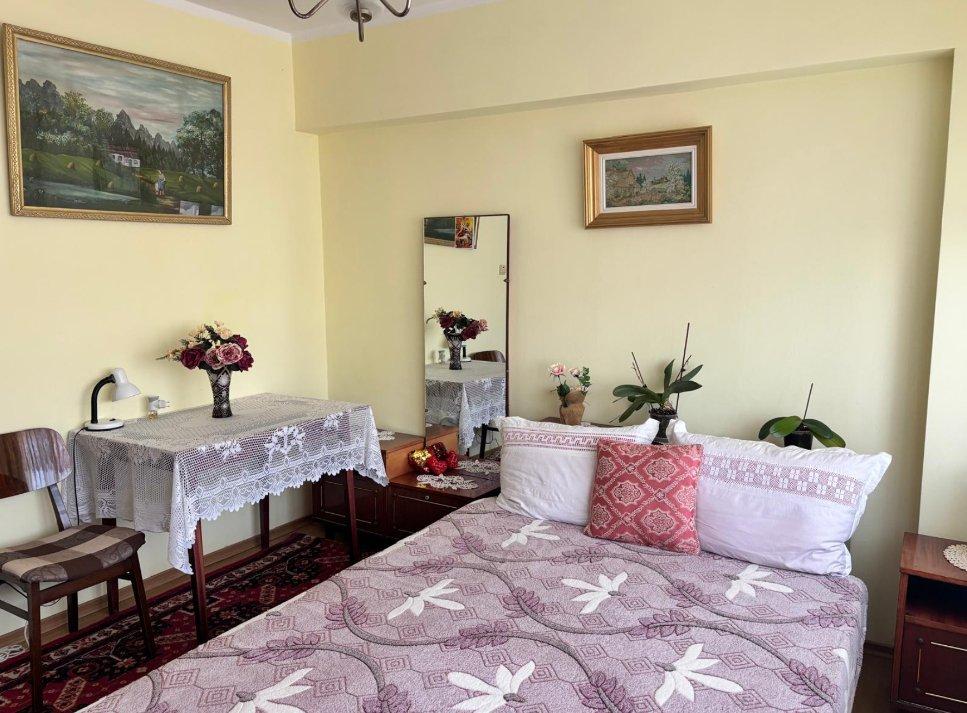 Cameră într-un apartament cu 4 camere, situat în zona Mircea cel Bătrân